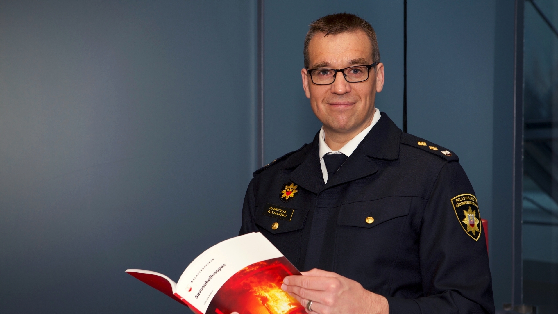 Ville Ala-Kokko pitää Savusukellusopasta kädessään.
