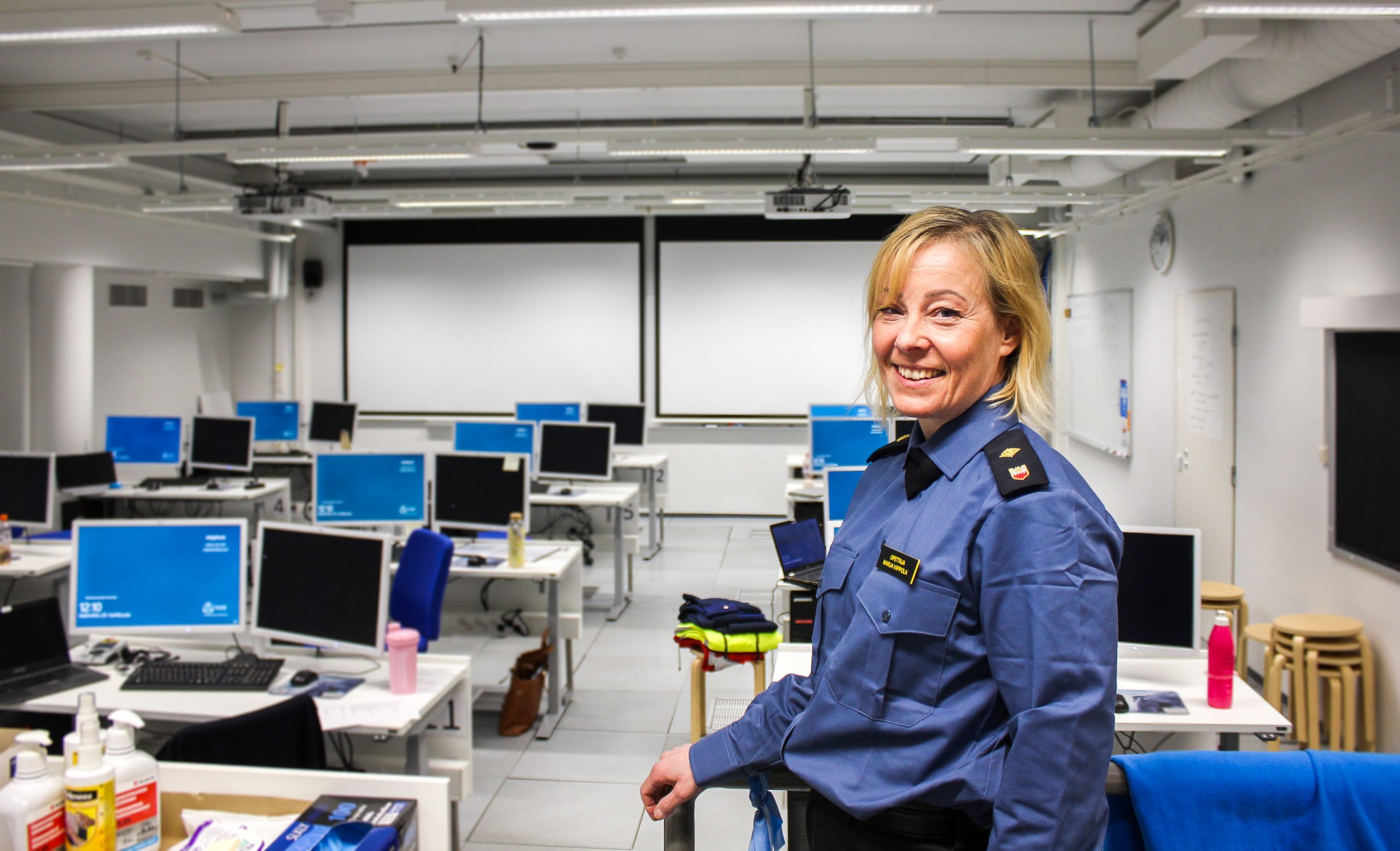 Opettaja Marja Viippola hätäkeskussimulaattoriluokassa.