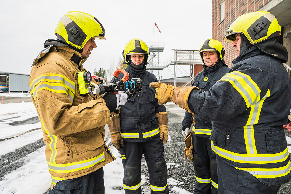 Koulutuksen ohjaaja opastaa kurssilaisia harjoitusalueella.