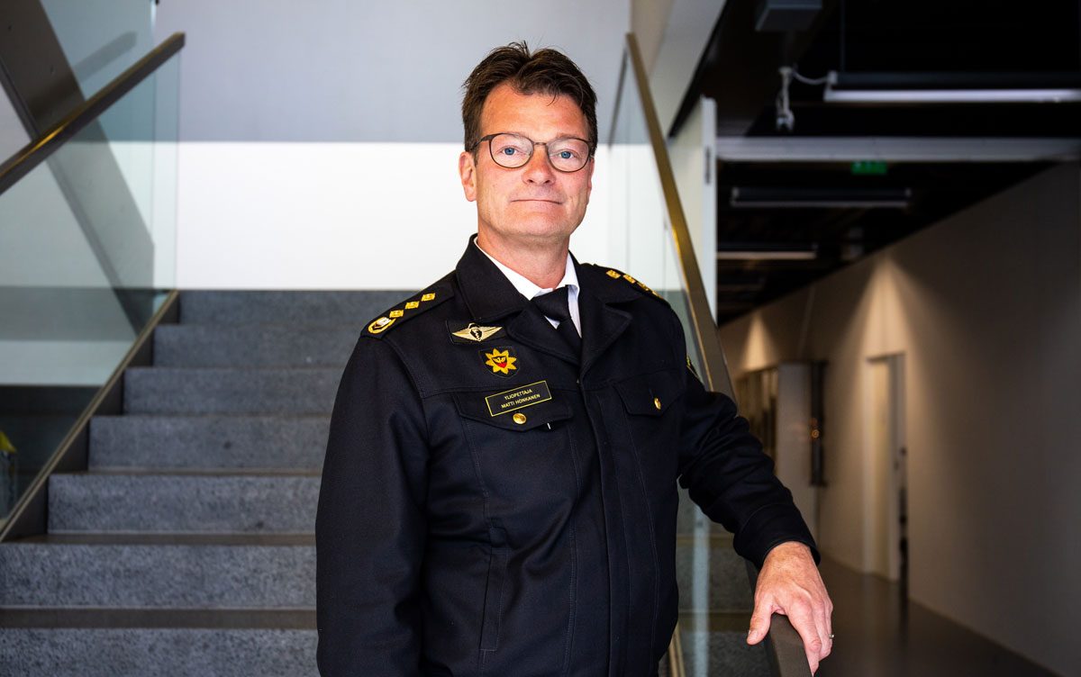 Matti Honkanen seisoo portaikossa ja katsoo kameraan.