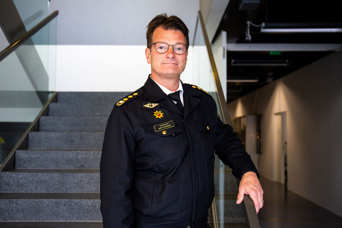 Matti Honkanen seisoo portaikossa ja katsoo kameraan.