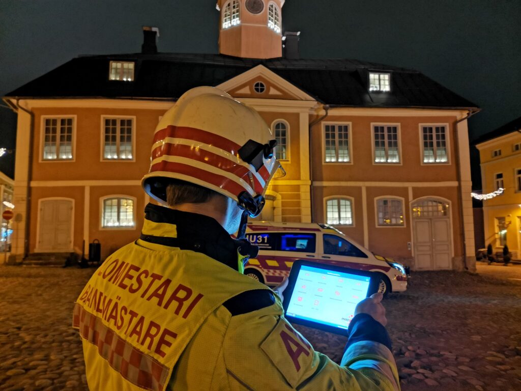 Pelastustoiminnan johtamisen käsikirjaa käytetään tilannepaikalla tabletilta.