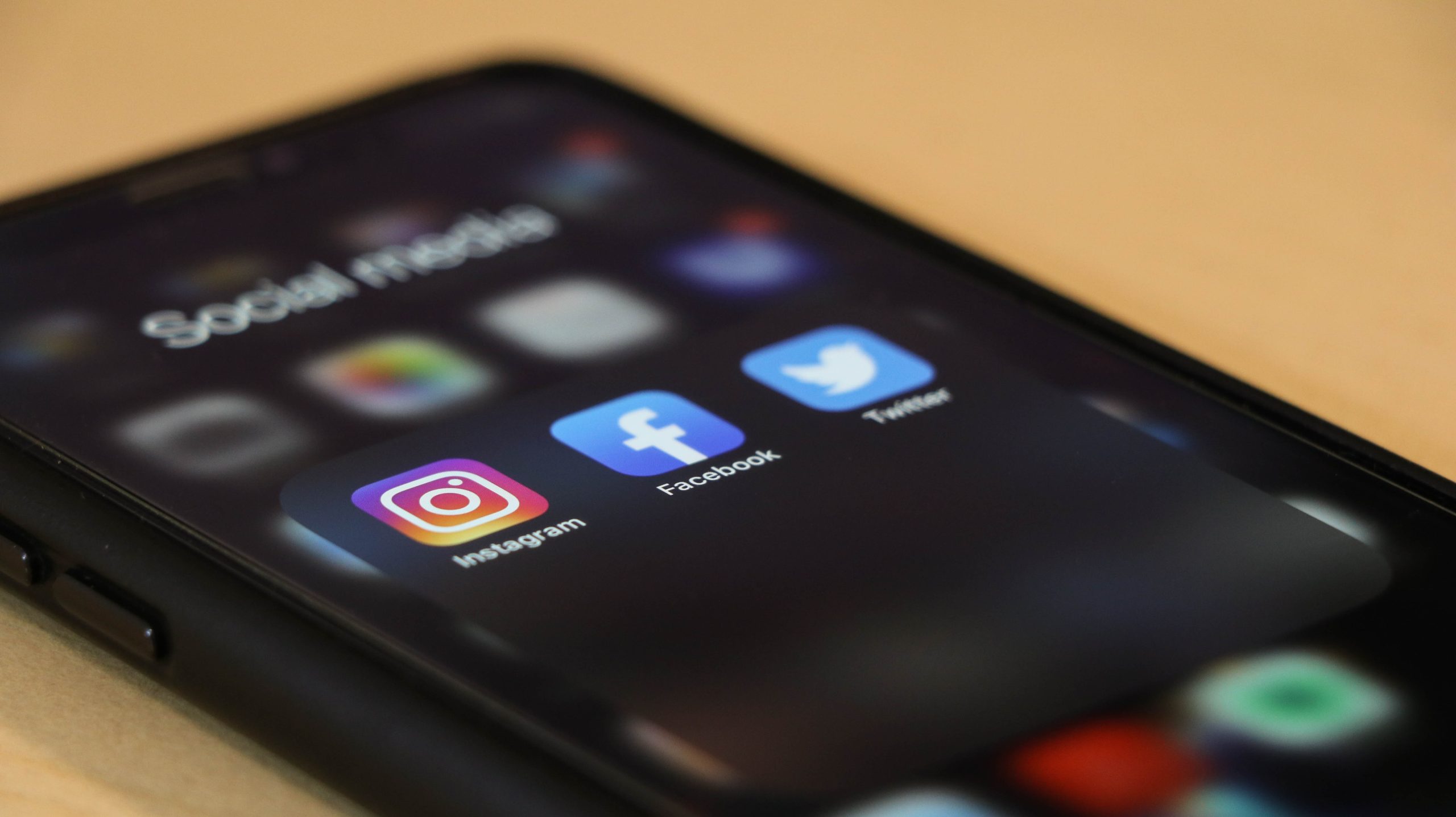 Puhelimen näyttö, jossa näkyy Instagramin, Facebookin ja Twitterin sovellusten kuvakkeet.