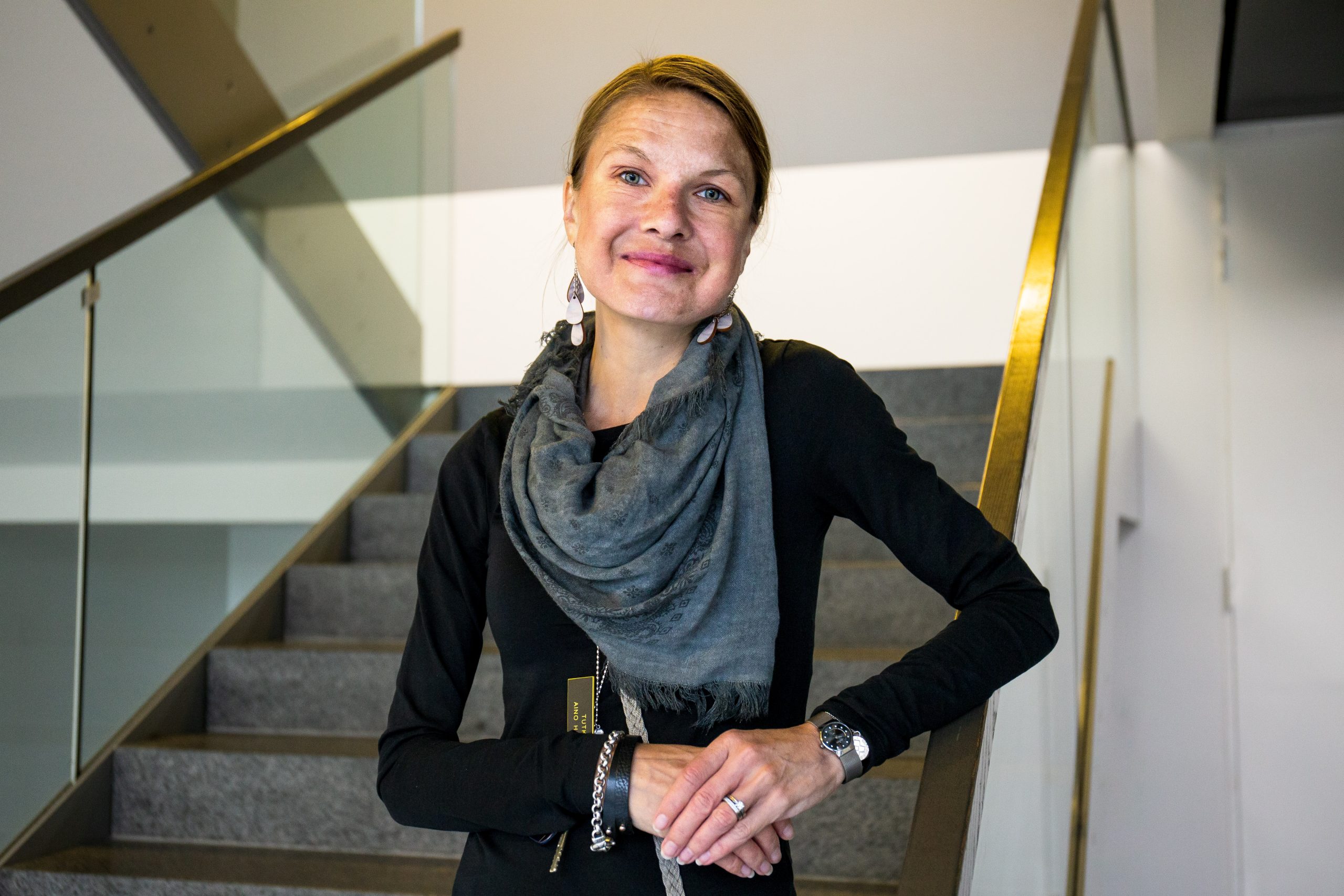 Aino Harinen katsoo kameraan hymyillen.