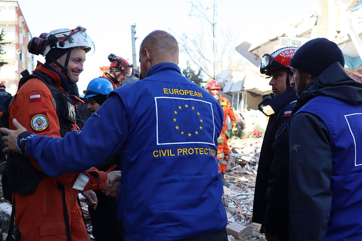 Sisäministeriön arkistokuva Turkin maanjäristyksestä 2023. EU Civil Protection Team tapaamassa Puolan USAR tiimiä.