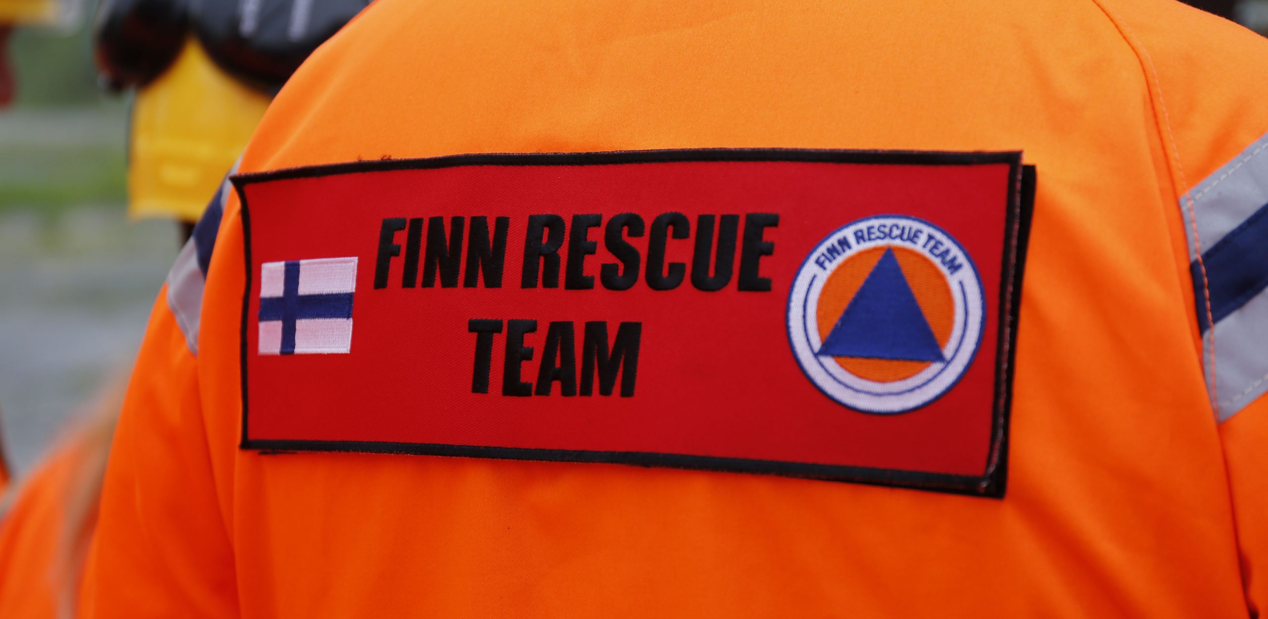 Finn Rescue Team -selkämerkki takissa.