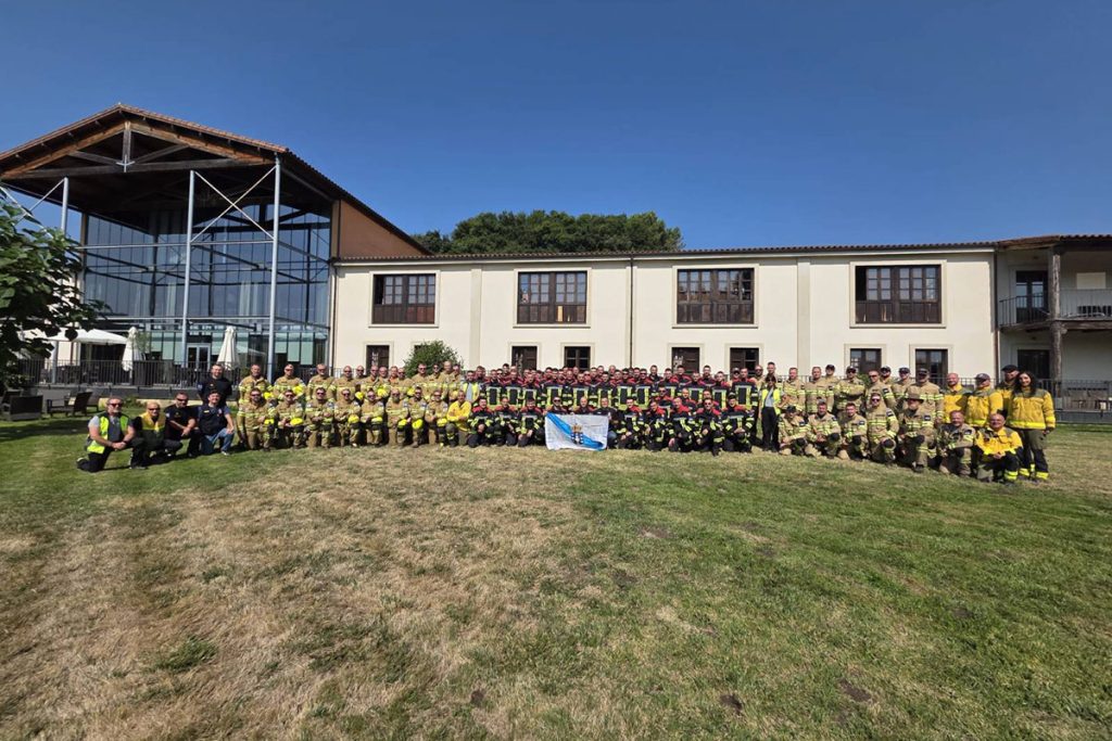 Rakennuksen edessä otettu ryhmäkuva, kuvassa Suomen, Romanian ja Viron maastopalomuodostelman jäsenet sekä Espanjan viranomaisia.