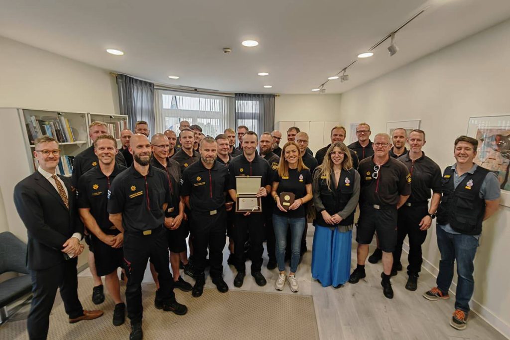 Ryhmäkuva Madridin suurlähetystöstä, kuvassa Suomen maastopalomuodostelman jäsenet sekä Espanjan viranomaisia.