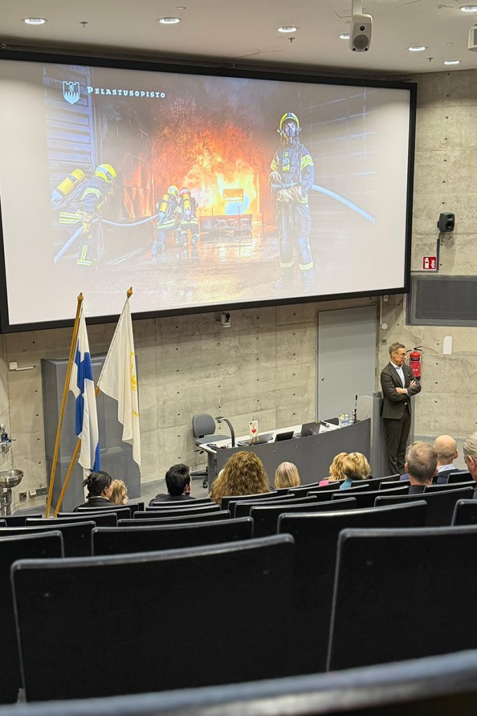 Tasavallan presidentti auditorion edessä.