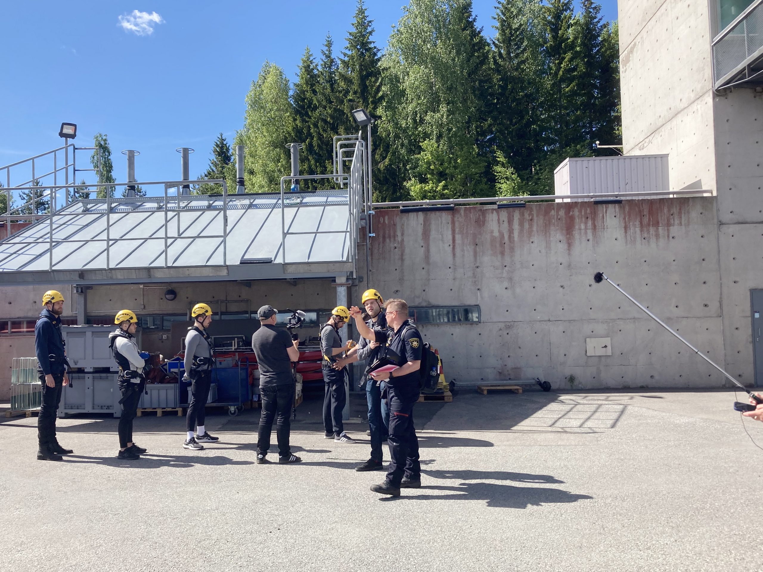 TV-sarjan kuvaukset käynnissä Pelastusopistolla 6.6.2022