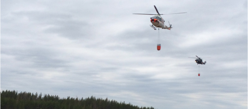 Helikopterit lennolla.