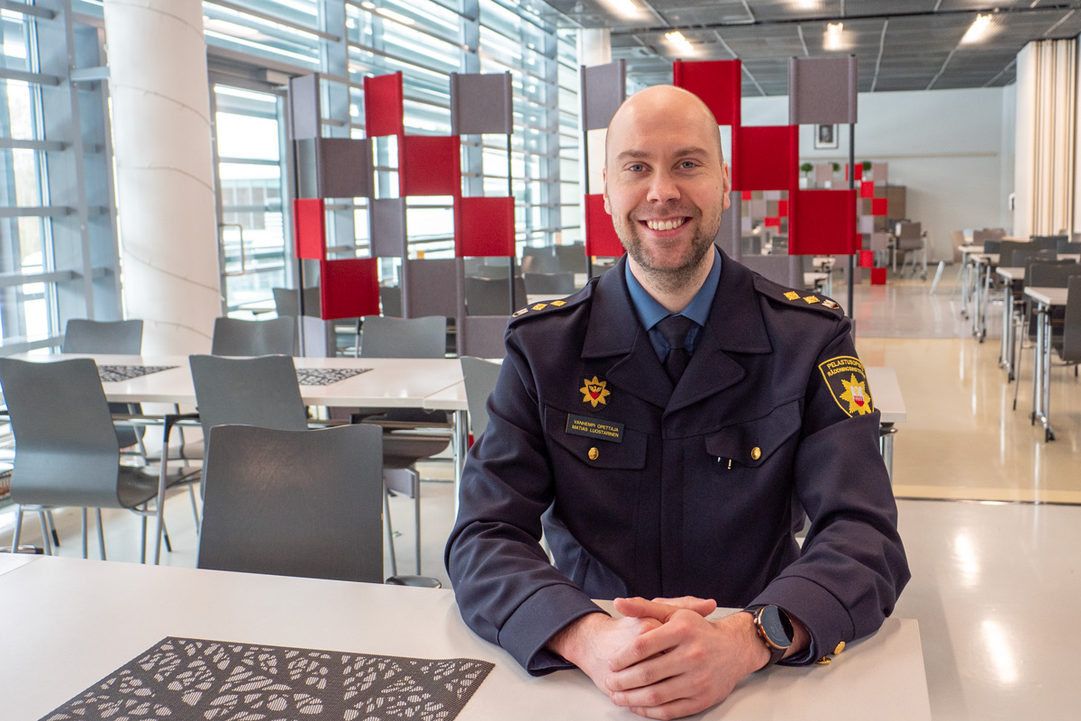 Matias Luostarinen katsoo hymyillen kameraan virkapukuun sonnustautuneena.