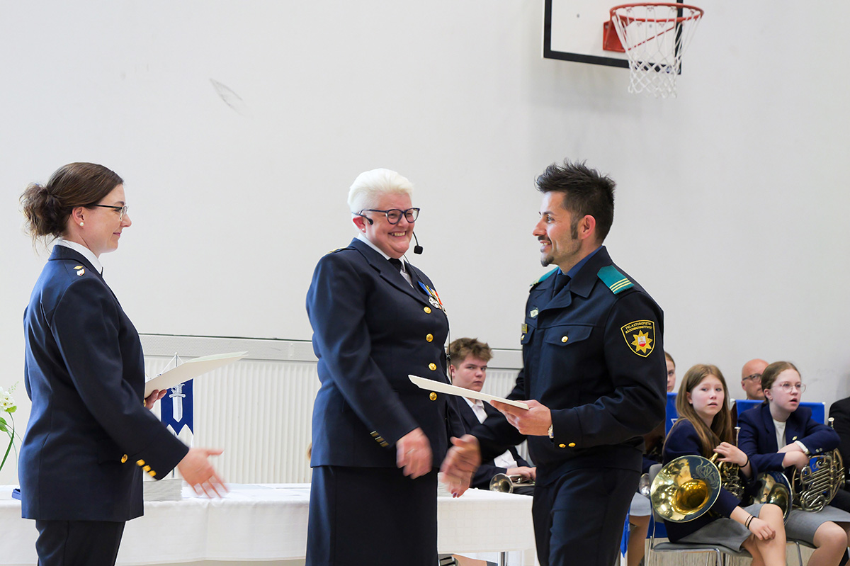 Pelastajaopiskelija saa tutkintotodistuksensa.