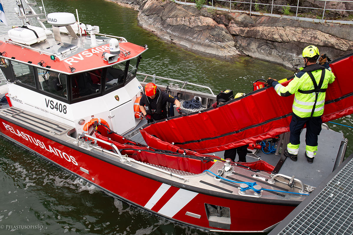 Aitapuomia lastataan aluksen kannelle valmistauduttaessa puomin vesistökuljetukseen ja veteen laskemiseen.