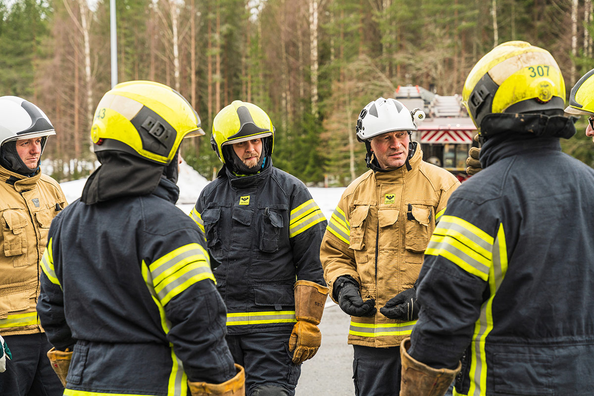 Opettaja ohjaa kurssilaisia Sammutustekniikan vastaava kouluttaja -koulutuksessa.