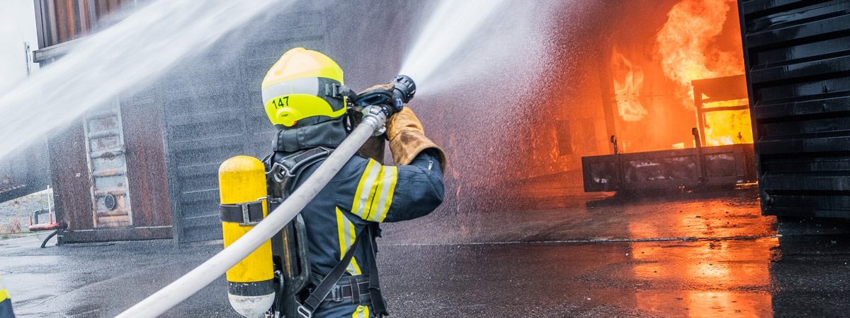 Pelastajat sammuttavat palavaa rakennusta.