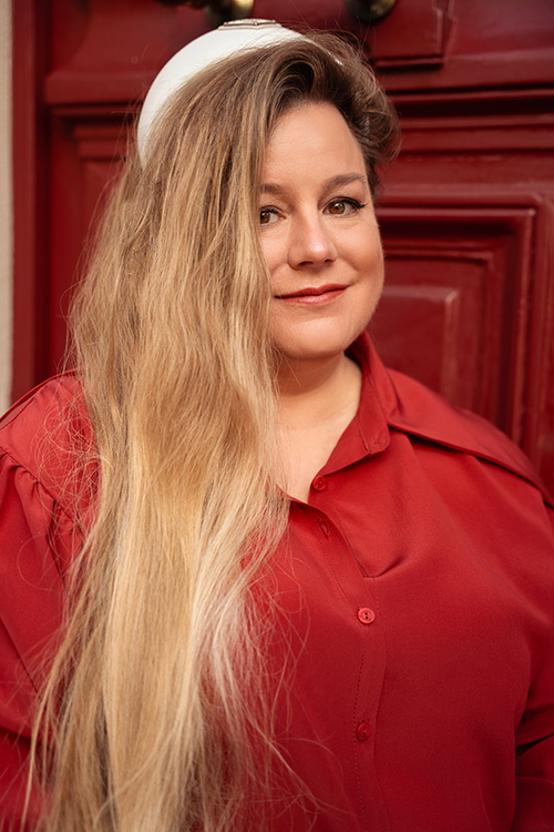 Puolivartalokuva henkilöstä, joka hymyilee ja katsoo kameraan.