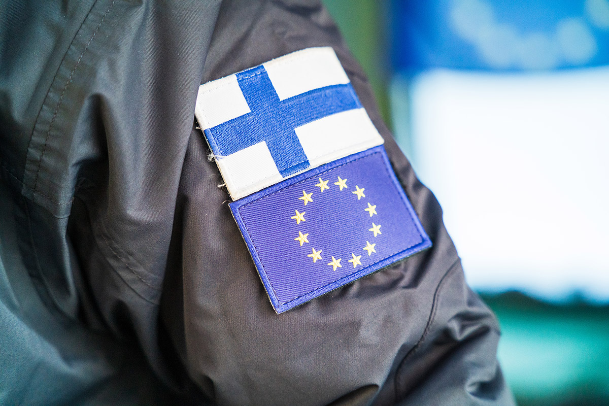 Takin hiha, jossa Suomen lippu ja Euroopan unionin lippu.