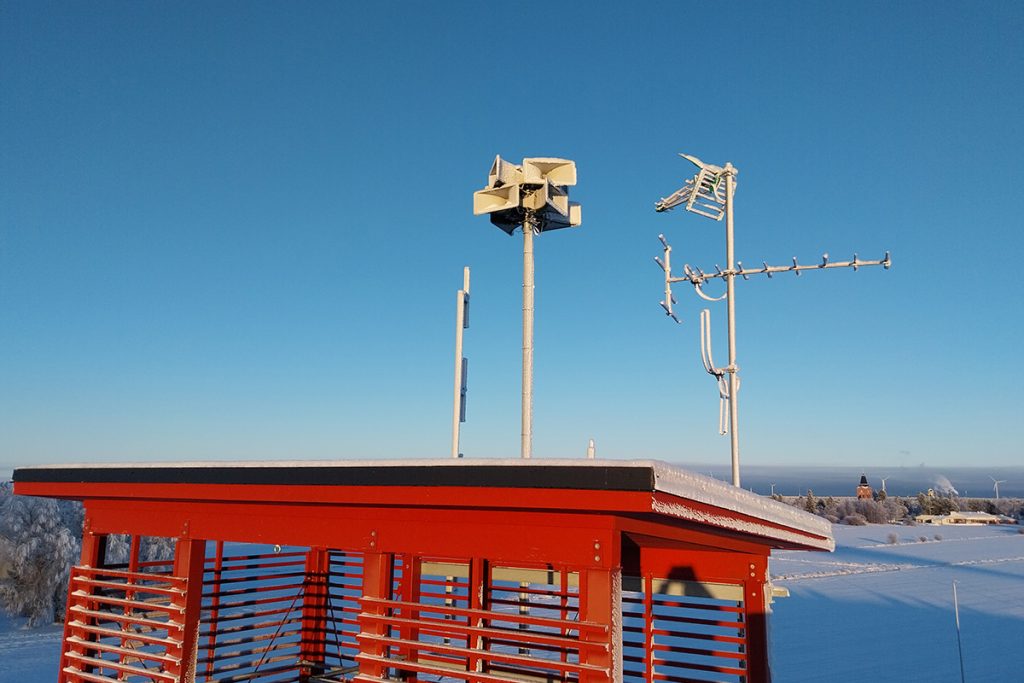 Kaiutinjärjestelmä rakennuksen katolla.