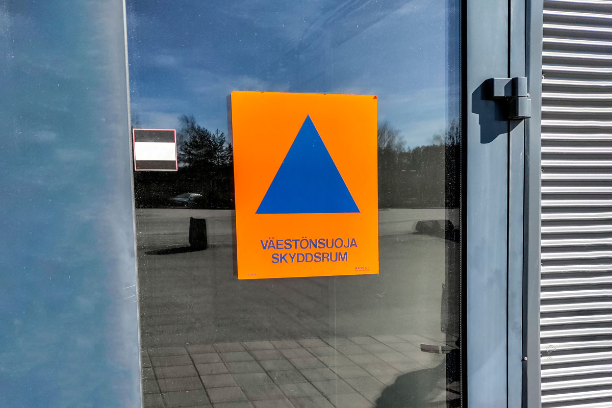 Väestönsuojalogo ikkunassa.