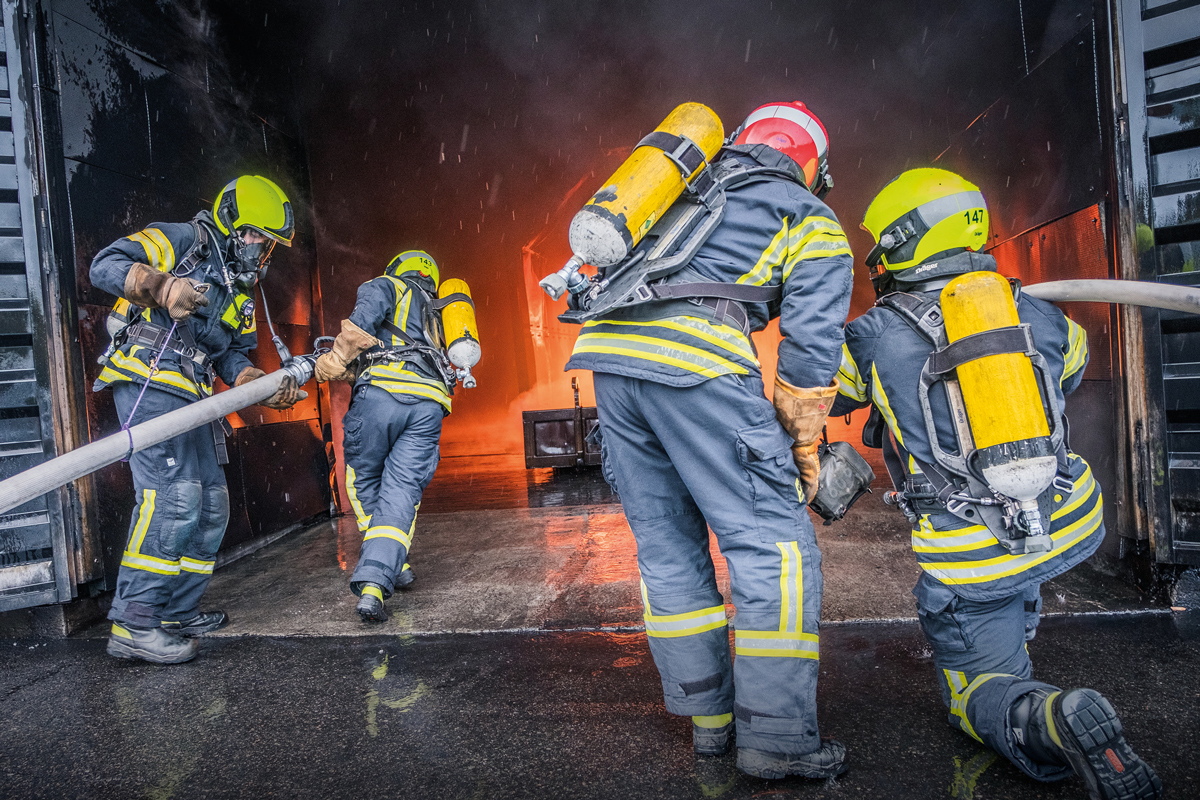 Alipäällystötutkinnon opiskelija sammutusharjoituksessa opastamassa pelastajaa.