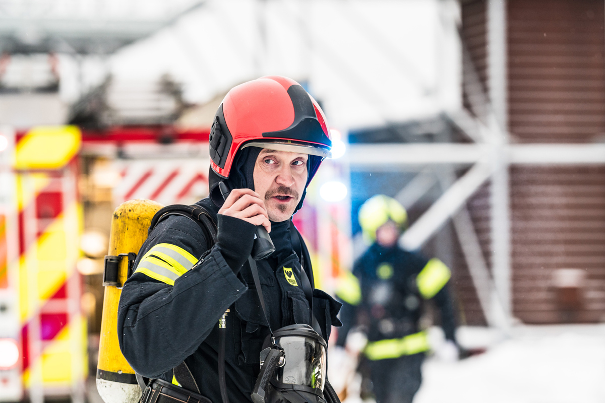 Alipäällystötutkinnon opiskelija talvisissa olosuhteissa puhumassa Virve-puhelimeen.