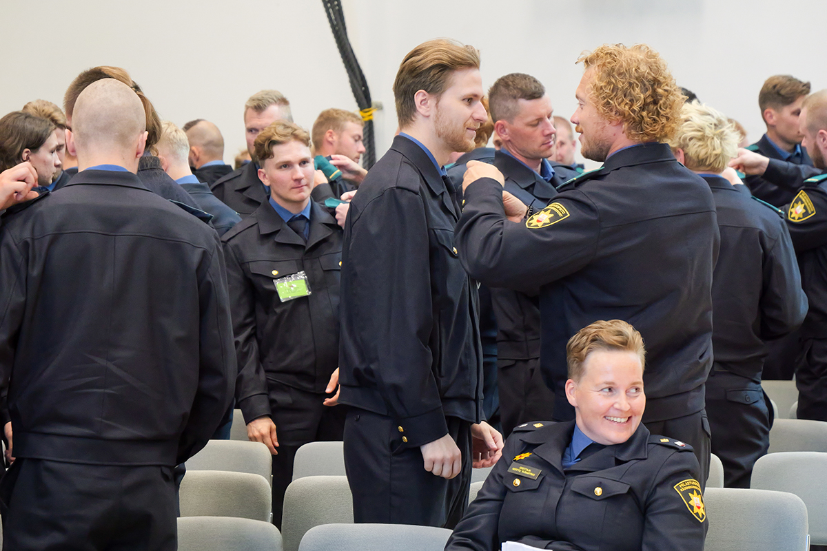 Pelastajaopiskelijat kiinnittävät opiskelijatunnuksensa.