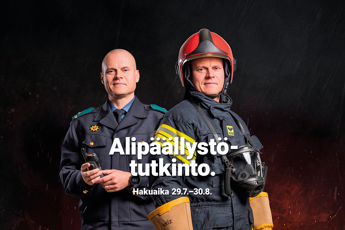 Haku alipäällystötutkintoon 30.8.2024 asti. Kuvassa kaksi alipäällystöopiskelijaa tummalla taustalla.
