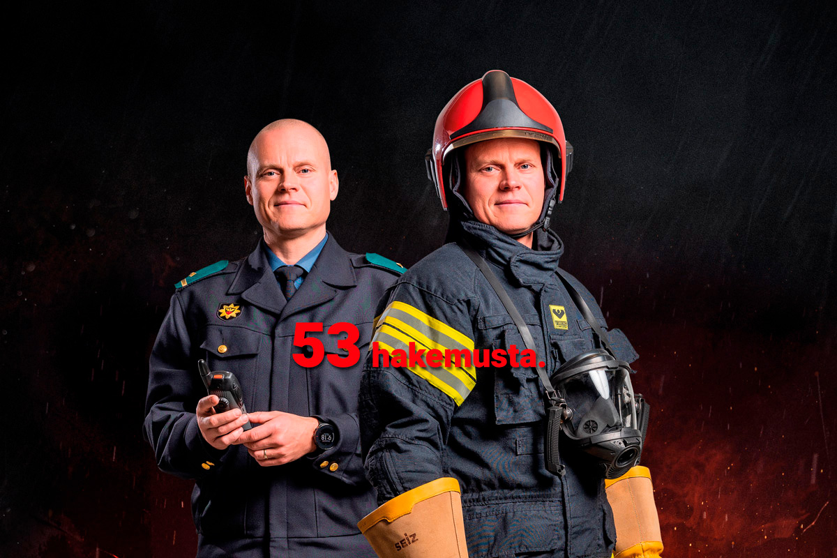 53 hakijaa alipäällystökurssille numero 53. Kuvassa kaksi alipäällystöopiskelijaa poseeraamassa, tumma tausta.