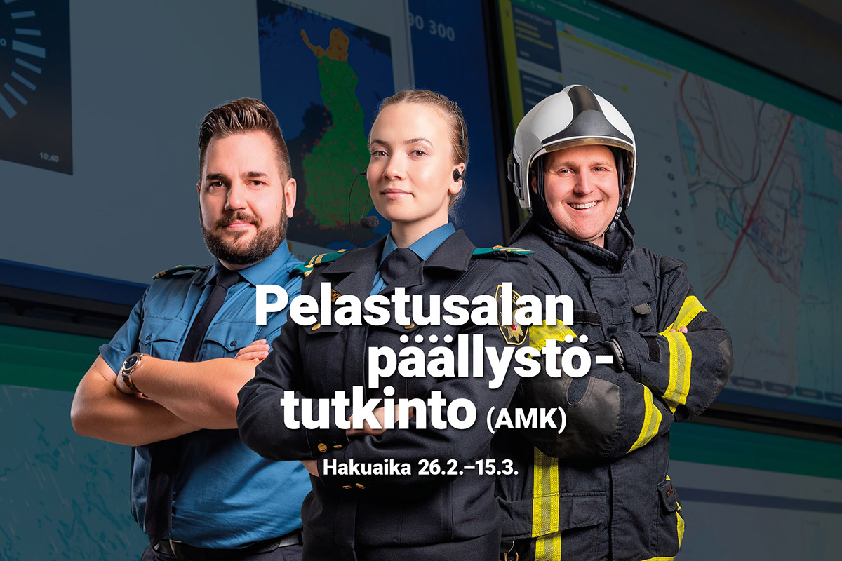 Haku pelastusalan päällystötutkintoon 26.2.-15.3.2024. Kuvassa kolme päällystöopiskelijaa edestä päin kuvattuna, tumma tausta.