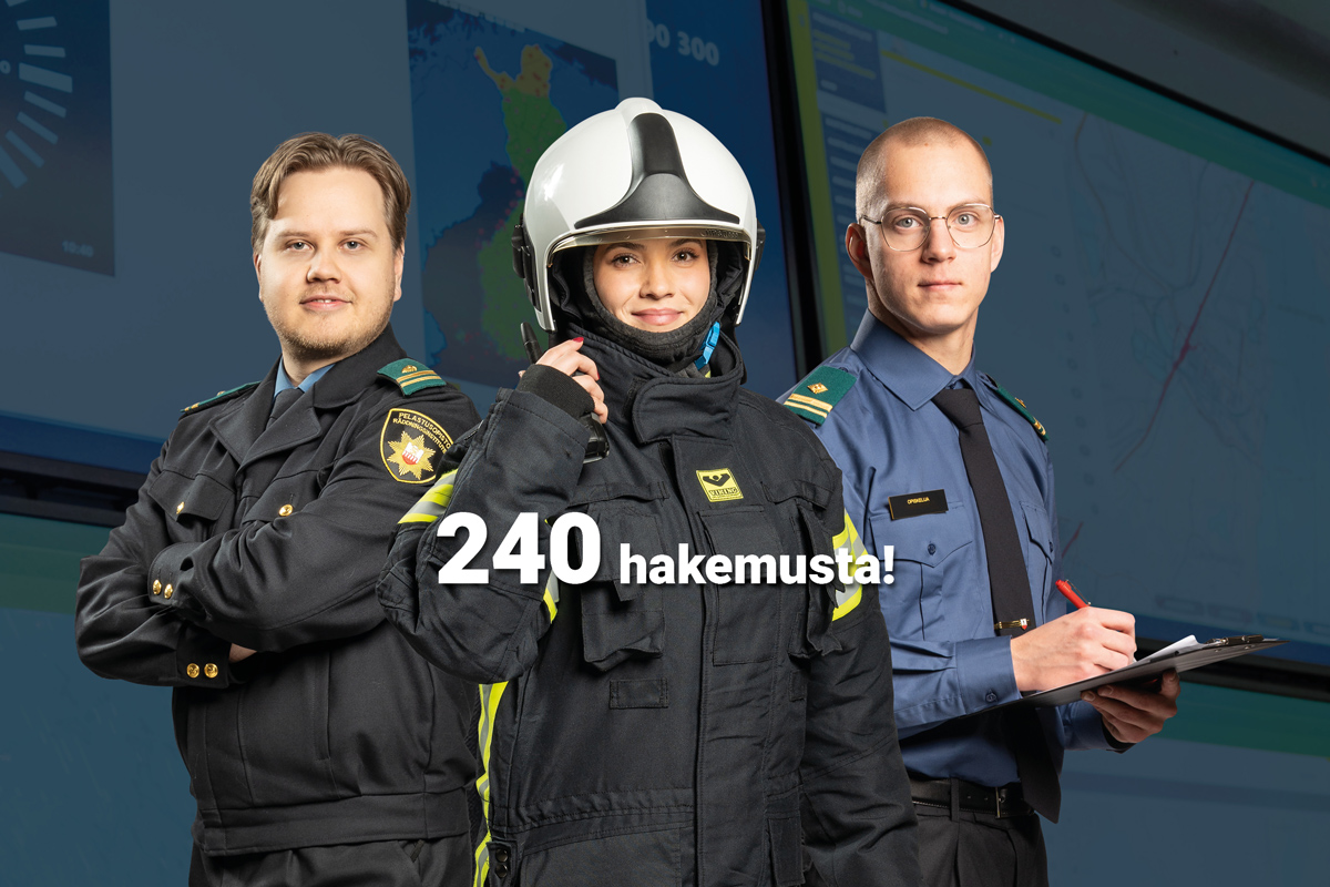 Kolme päällystön edustajaa seisoo vierekkäin ja katsoo kameraan, kuvan keskellä teksti "240 hakemusta!".