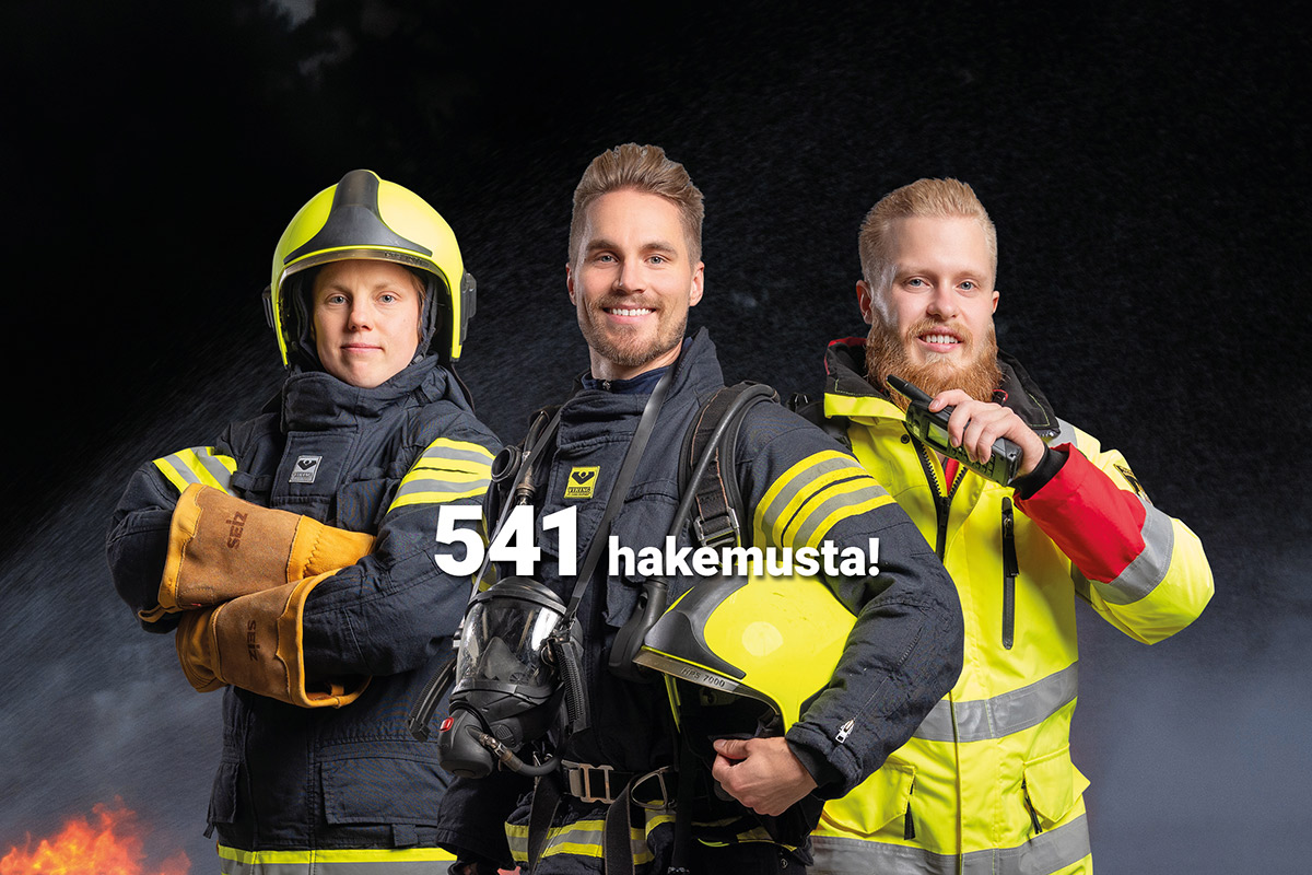 541 hakijaa pelastajatutkintoon. Kuvassa kolme pelastajaopiskelijaa, taustalla tummaa savua.