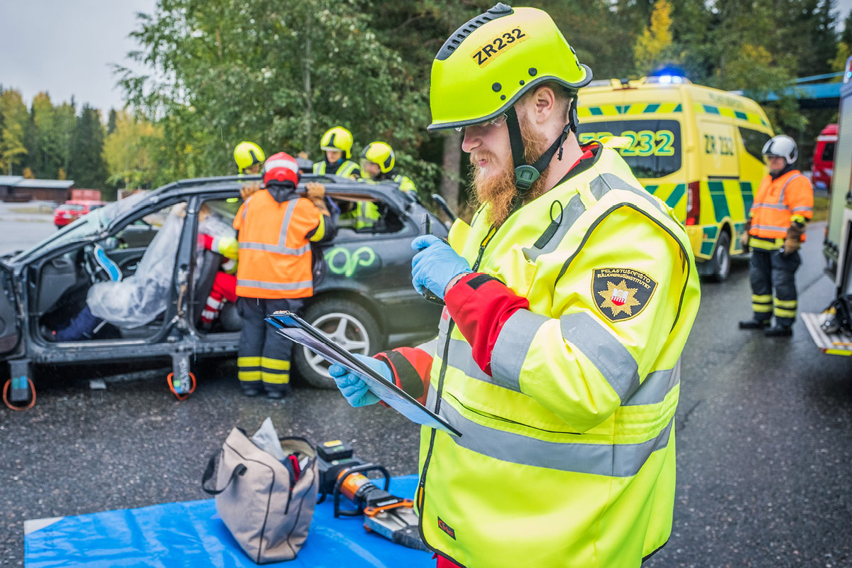 Pelastajaopiskelija ensihoitotehtävässä harjoituksessa.