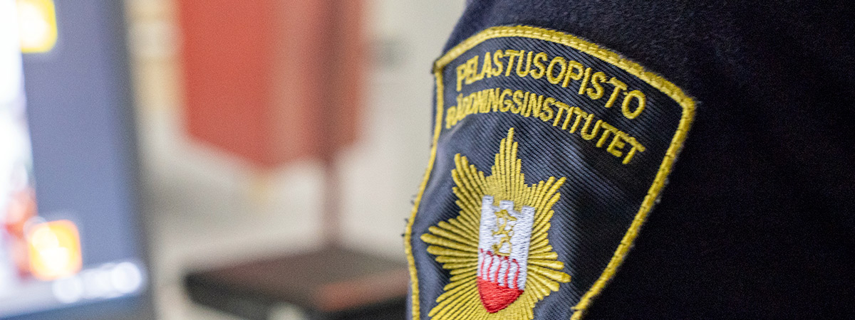 Pelastusopiston opettaja, lähikuva hihasta.