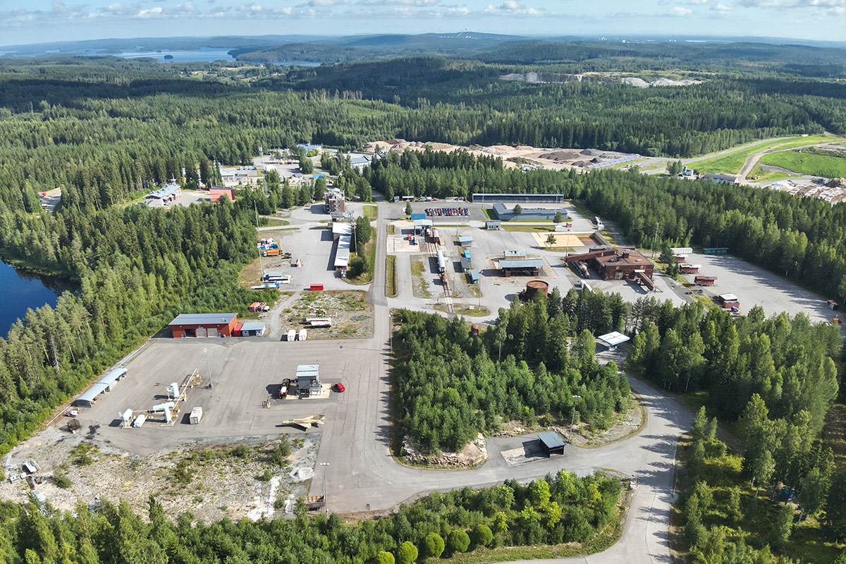 Kesäinen ilmakuva Pelastusopiston harjoitusalueesta.