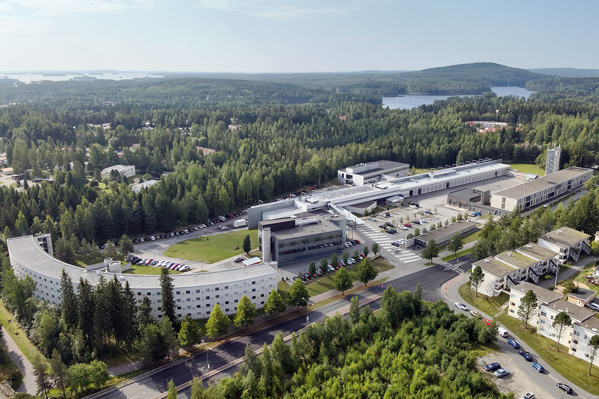 Pelastusopiston kampusalue ilmasta kuvattuna.