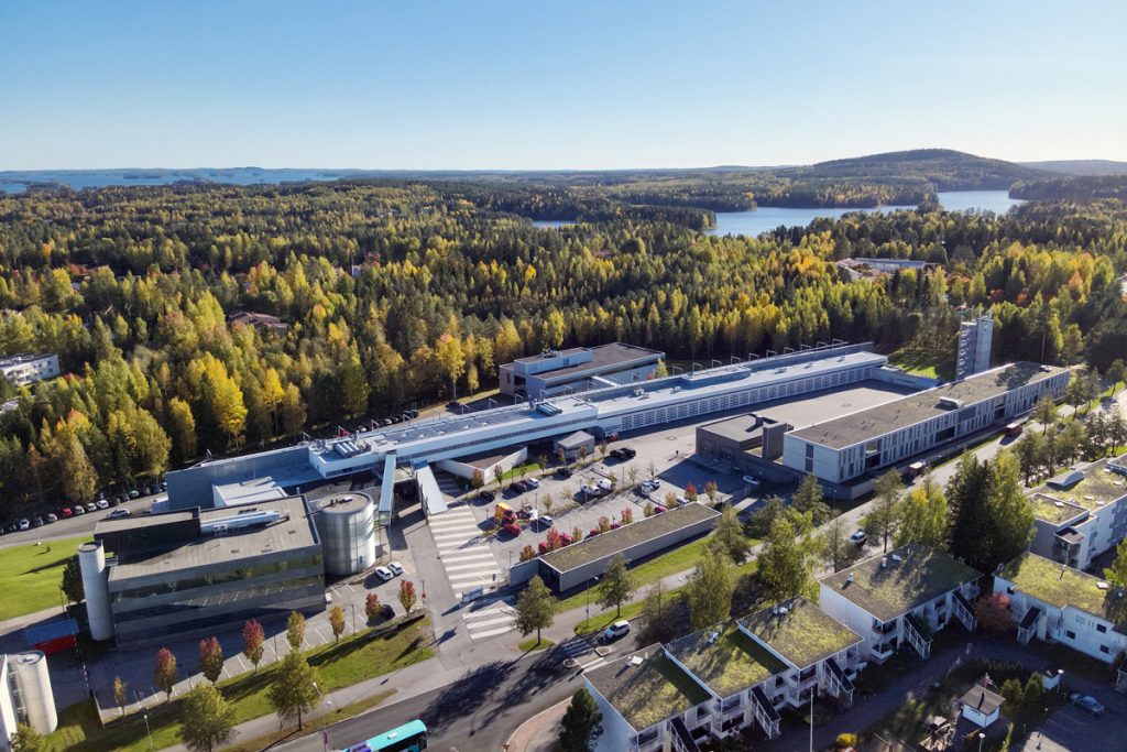 Pelastusopiston kampusalue ylhäältö kuvattuna syksyllä.