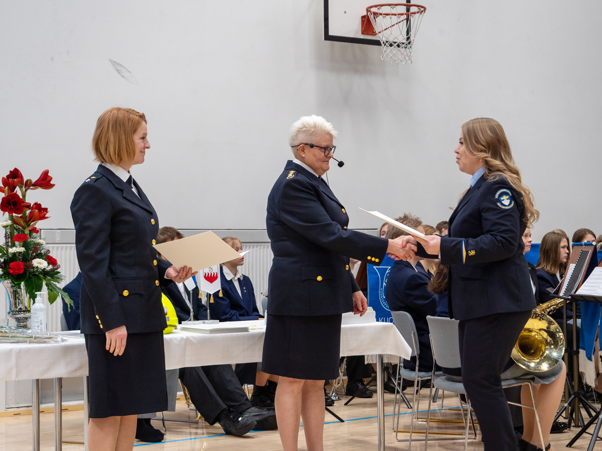 Hätäkeskuspäivystäjäopiskelija saa rehtorilta todistuksen.