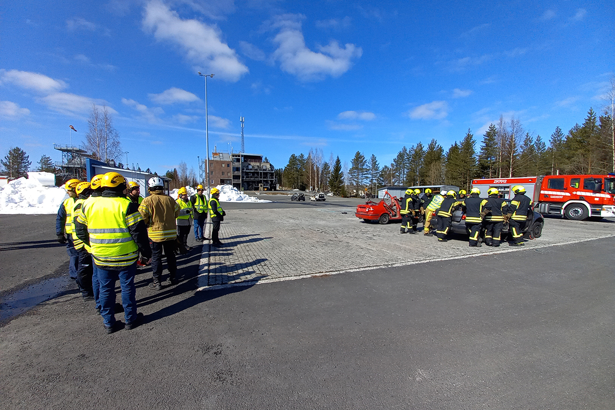 Kansainvälisen työpajan jäsenet seuraamassa harjoitusta harjoitusalueella.
