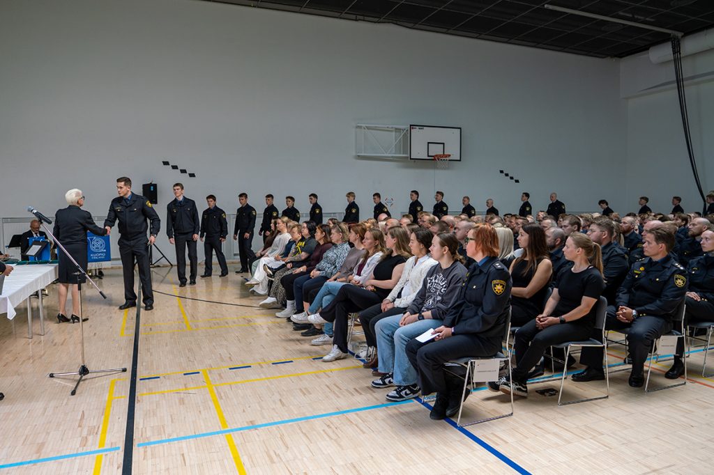 Opiskelijat noutavat opiskelijatunnuksia.