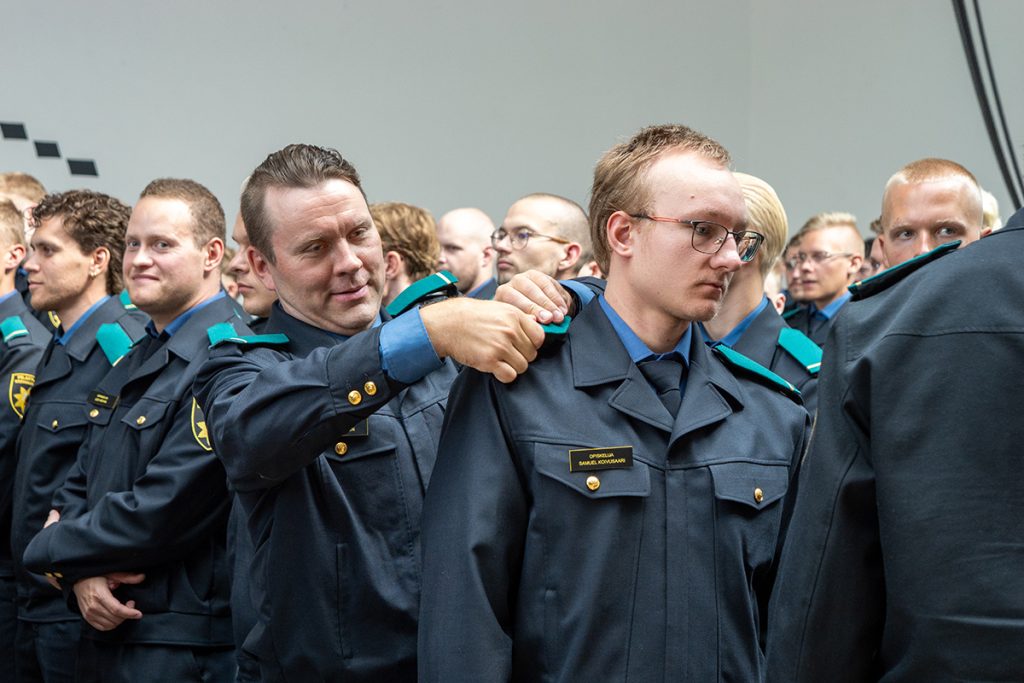 Opiskelijat kiinnittämässä opiskelijatunnuksia.