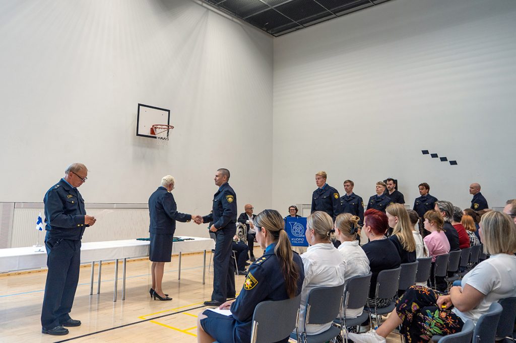 Aloittava pelastajakurssi vastaanottamassa opiskelijatunnukset rehtorilta.