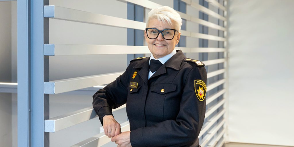 Henkilökuva Pelastusopiston rehtori Mervi Parviaisesta.