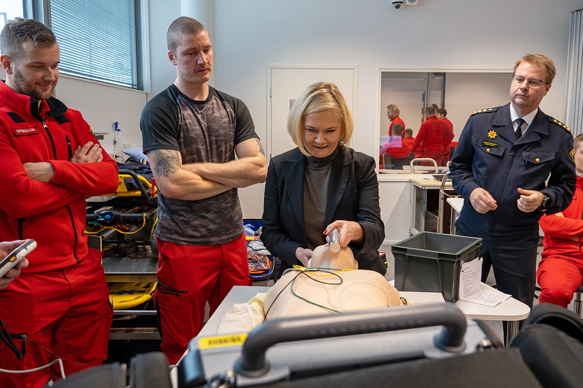 Sisäministeri mukana ensihoidon harjoituksessa.