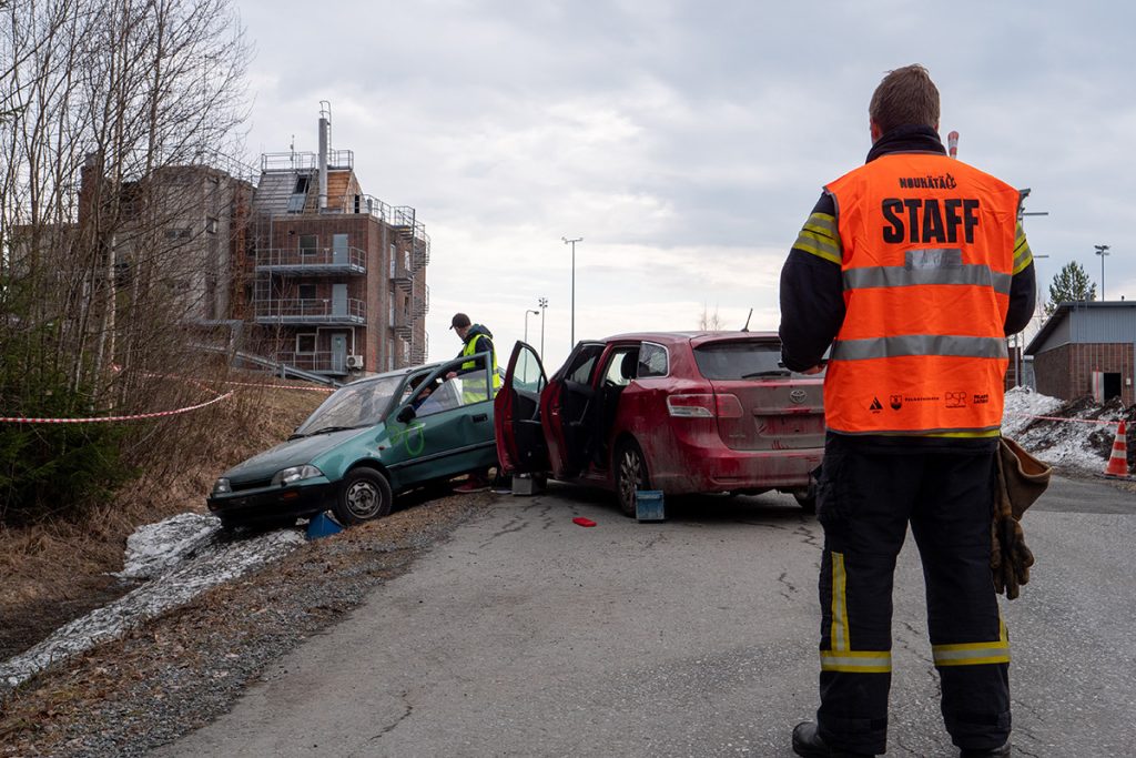 NouHätä!-finaalin valvoja seuraa kilpailuun osallistujan suoritusta liikenneonnettomuusrastilla.