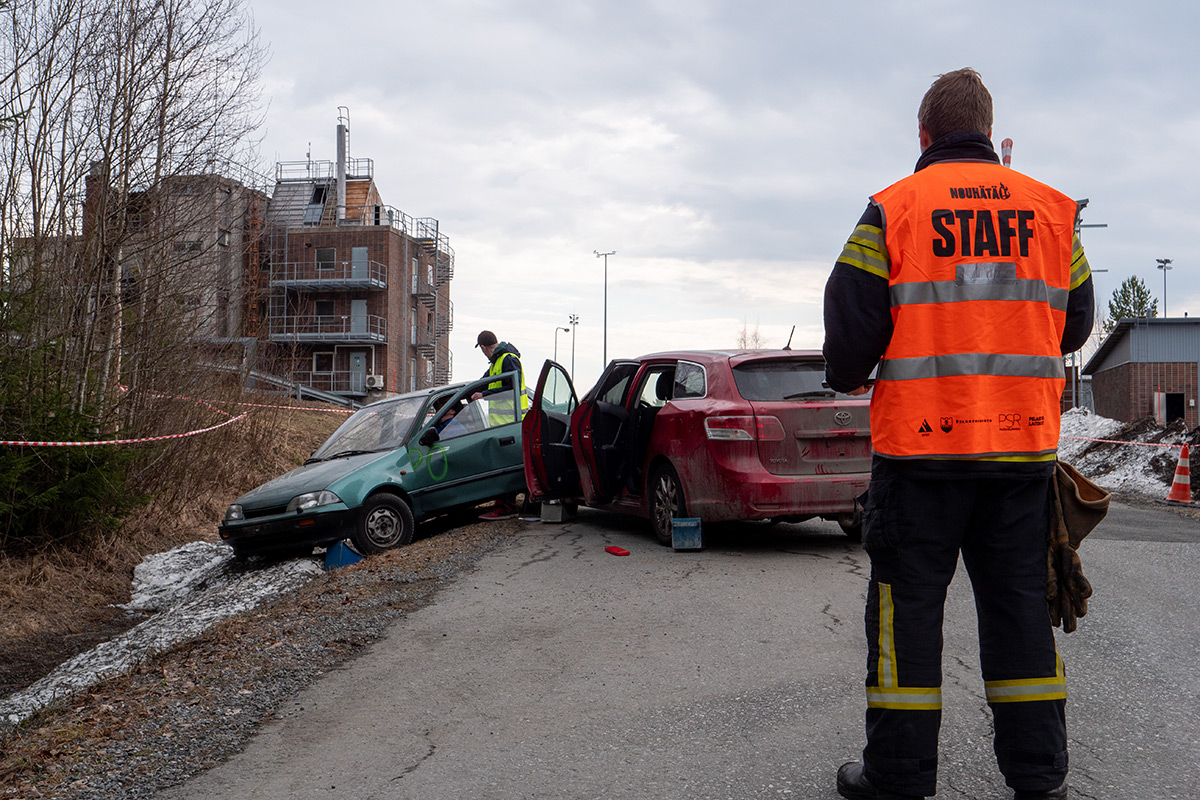 NouHätä!-finaalin valvoja seuraa kilpailuun osallistujan suoritusta liikenneonnettomuusrastilla.