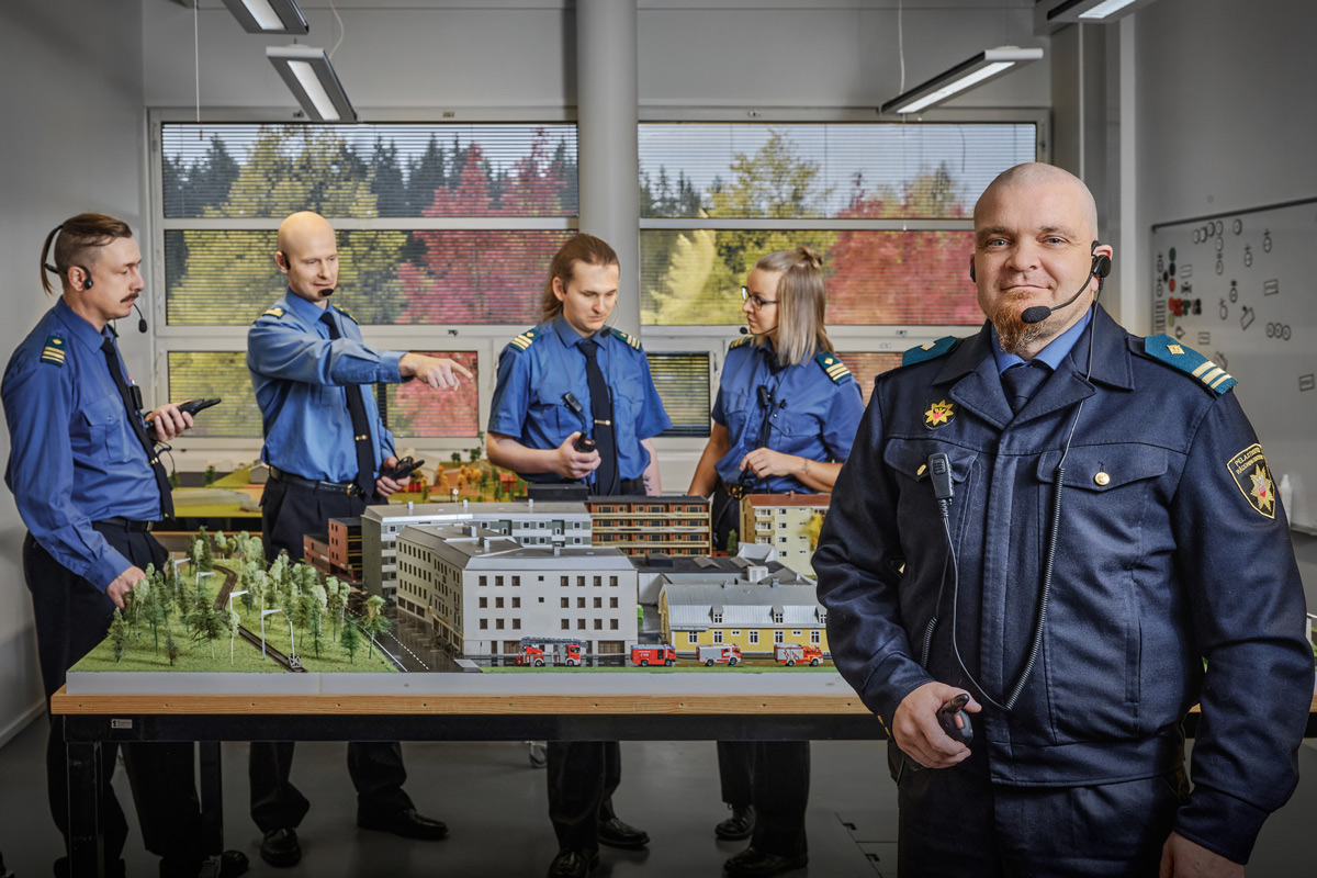 Pelastusalan päällystötutkinnon (AMK) opiskelijat pienoismalliluokassa