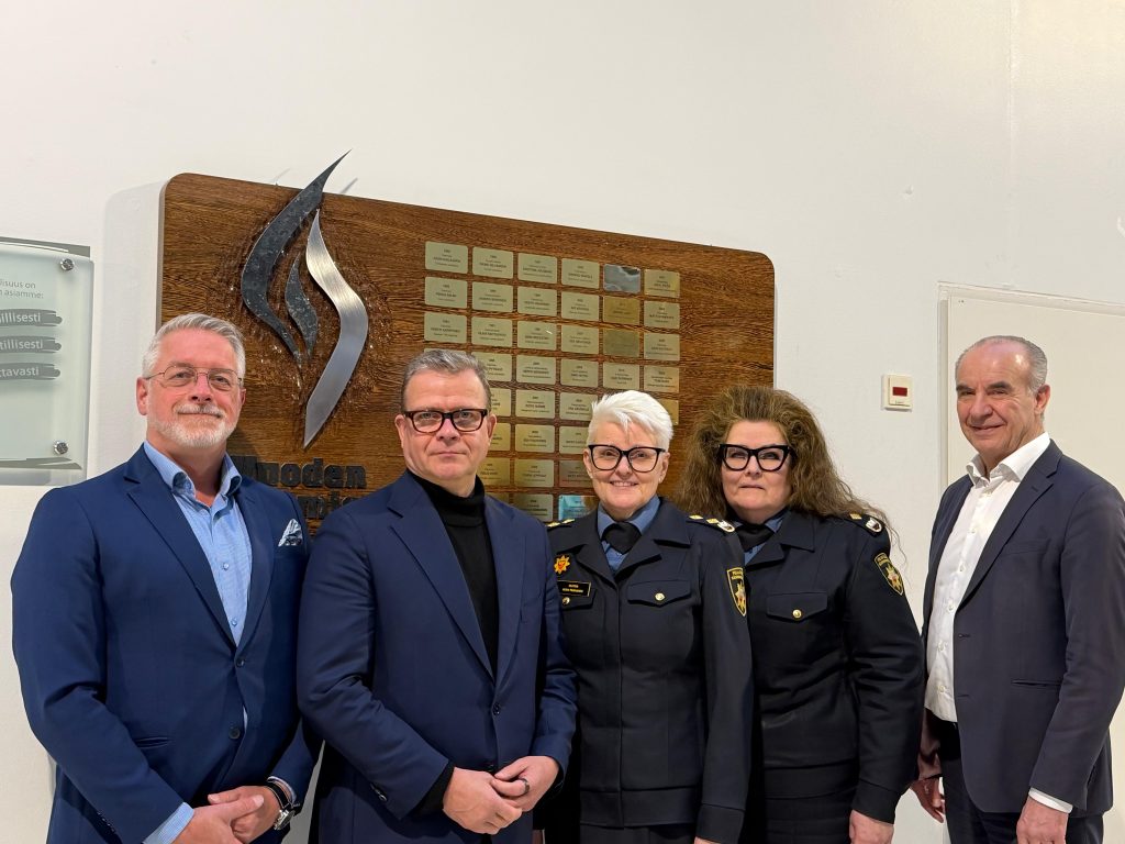 Yhteiskuvassa pääministeri Petteri Orpo, kansanedustajat Marko Kilpo ja Markku Eestilä sekä Pelastusopiston rehtori Mervi Parviainen ja koulutusjohtaja Minna Hirvonen.