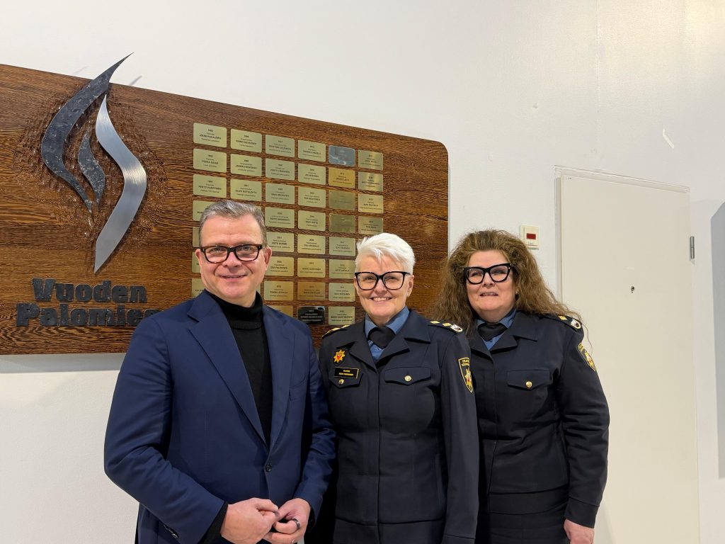 Yhteiskuvassa pääministeri Petteri Orpo sekä Pelastusopiston rehtori Mervi Parviainen ja koulutusjohtaja Minna Hirvonen.