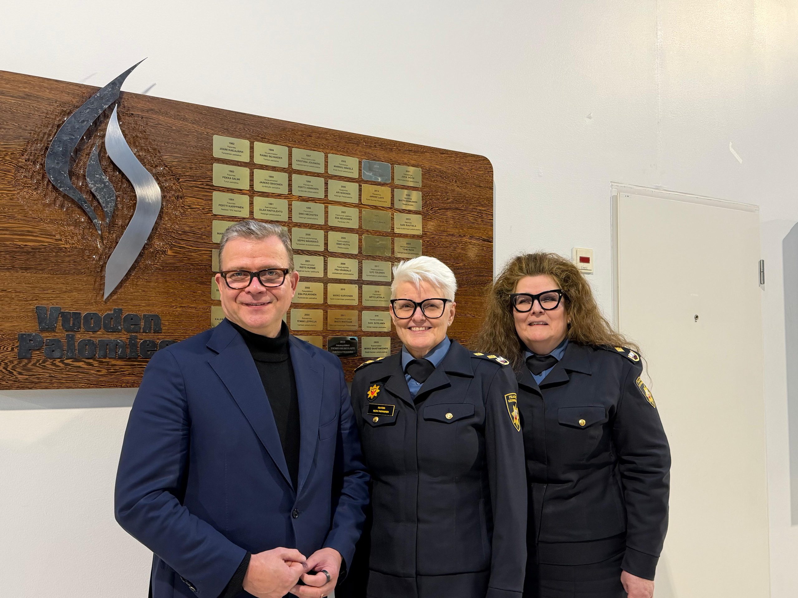 Yhteiskuvassa pääministeri Petteri Orpo sekä Pelastusopiston rehtori Mervi Parviainen ja koulutusjohtaja Minna Hirvonen.